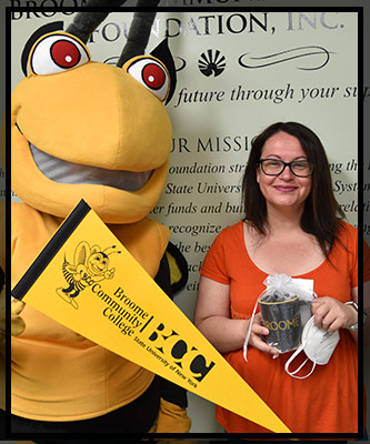 Venessa holds her prize next to Stinger.