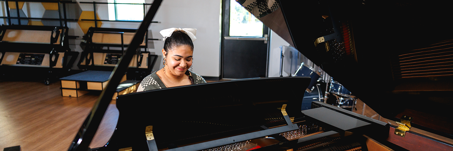 Janileisy Cartagena Lugo ‘25: New Language, New College, and New Songs to Sing